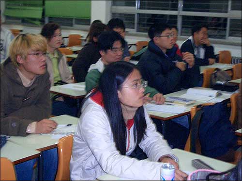 "지금의 생명공학은 ‘생명윤리’가 없는 기술일 뿐이며 기술발전의 도구로 ‘생명’이 요구되고 있는 위험한 상황이다"는 박병상 박사의 주장에 강연에 참가한 수강생들은 고개를 끄덕였다. 